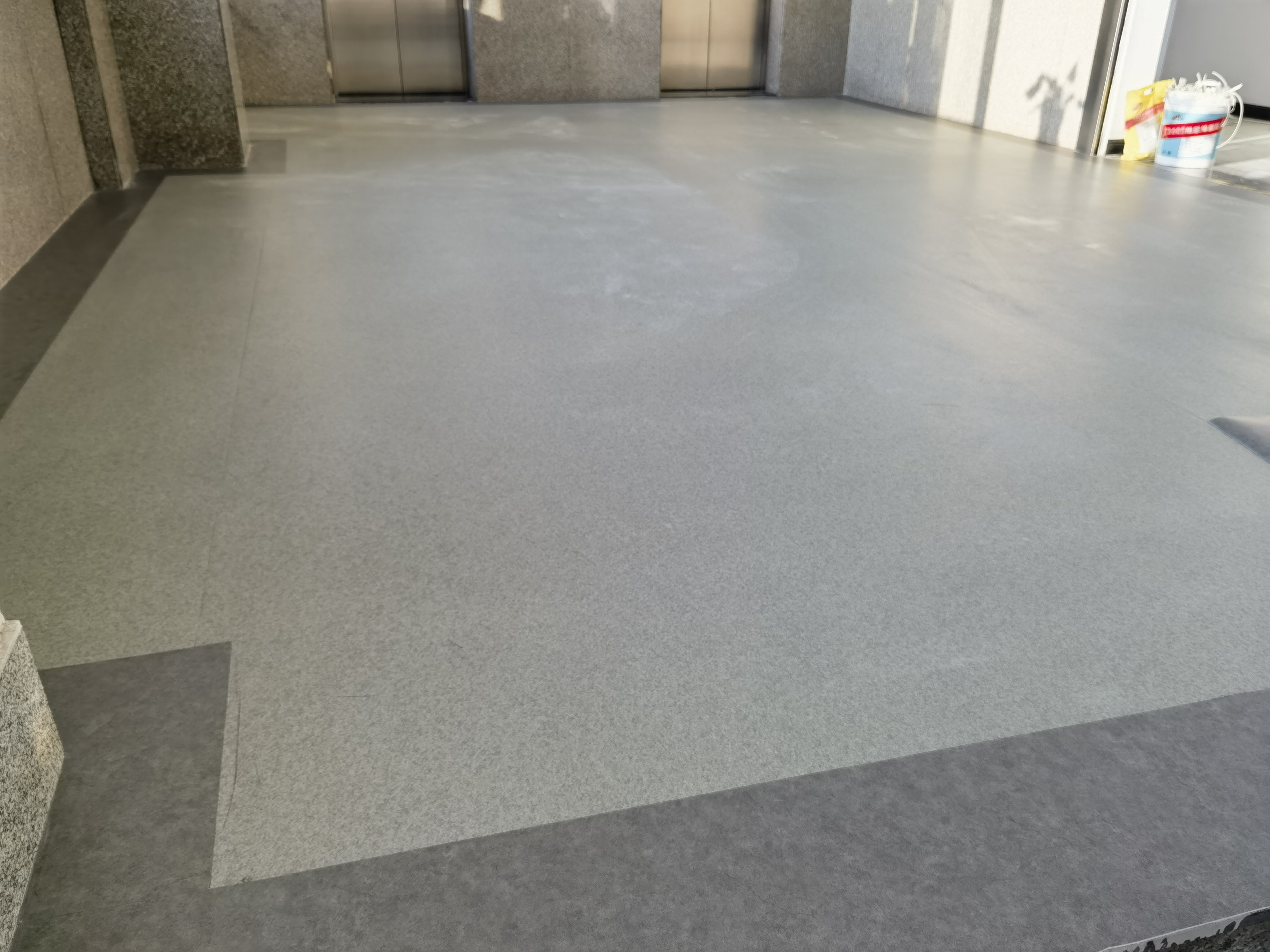 #案例复盘|机关办公楼4000㎡弹性地板翻新:多基层并存下的系统化交付与7天零延误验收 实景图 2