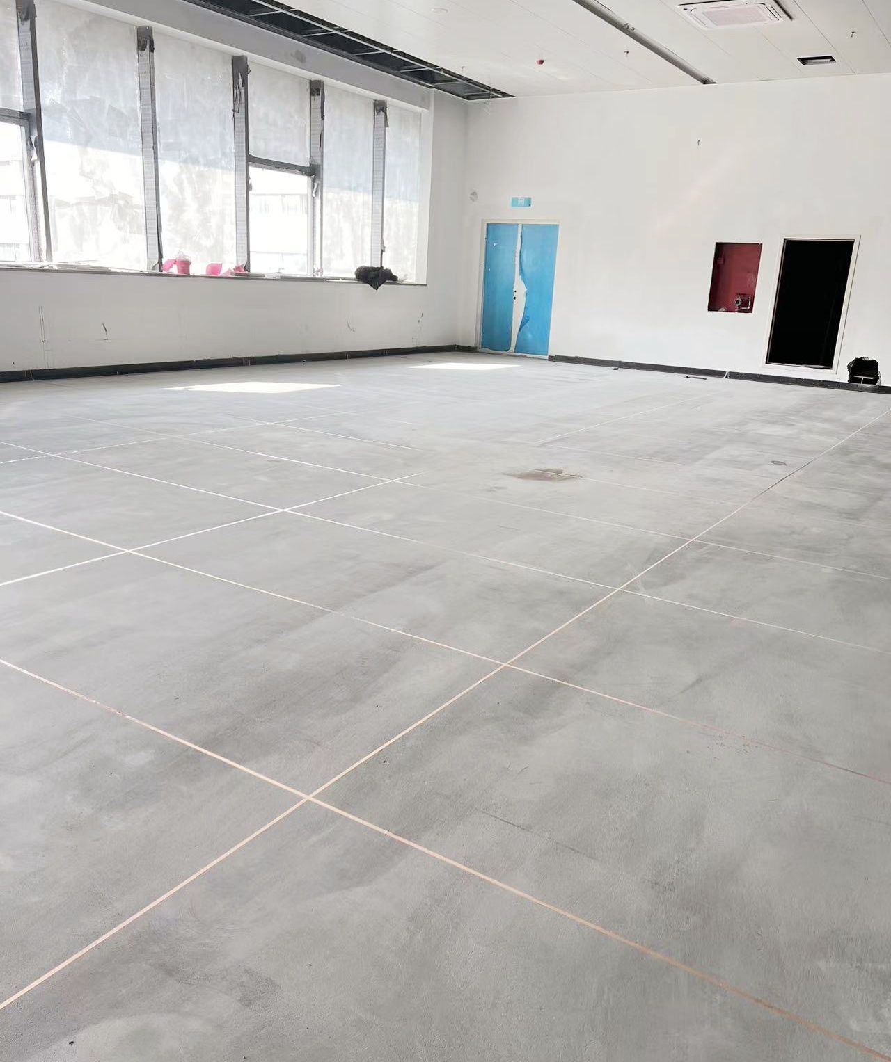 【工业制造】案例复盘：雨辰建材如何帮助沈阳铁路信号有限公司实现24000㎡导静电地面系统一次性验收合格 实景图 1