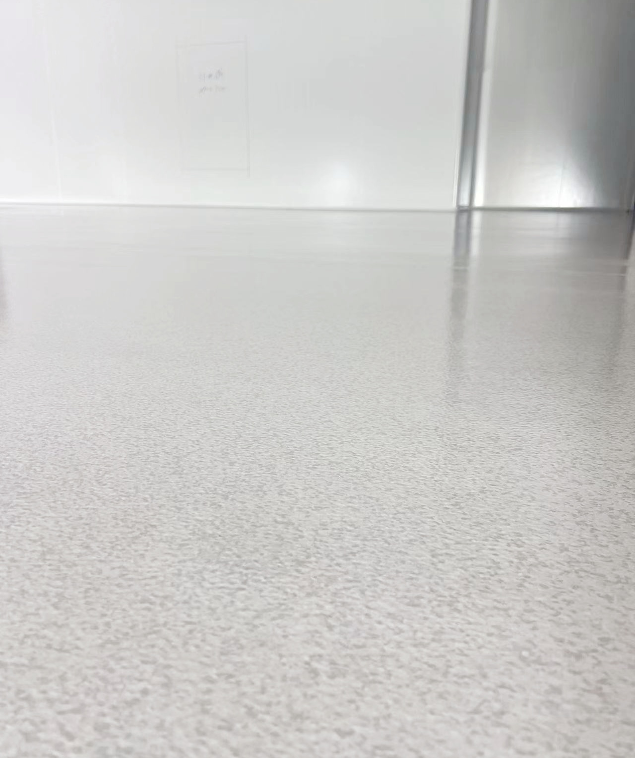 【工业制造】案例复盘：雨辰建材如何帮助沈阳铁路信号有限公司实现24000㎡导静电地面系统一次性验收合格 实景图 4