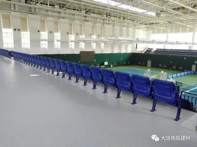 大连体育场馆PVC地板施工案例:网球中心看台与楼梯塑胶地板工程 实景图 1